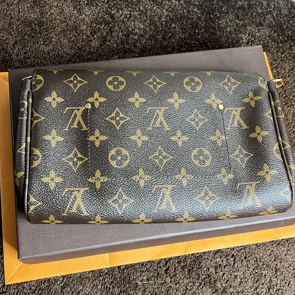 Louis Vuitton Favorite - Picture 2 of 9